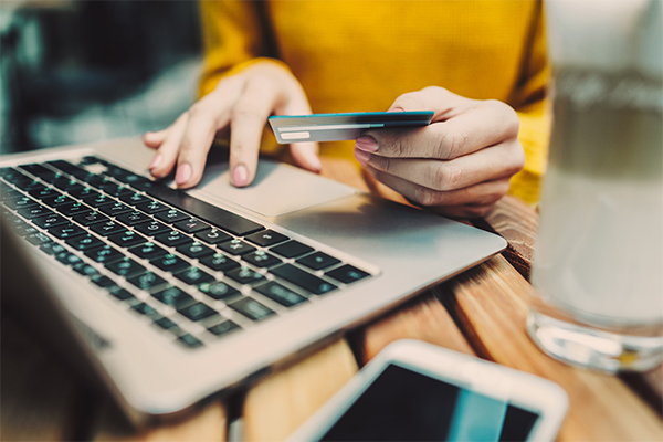 Woman banking online at a cafe